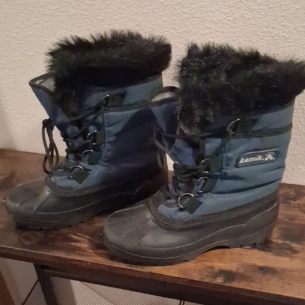 Kamik Women's Size 6 Black and Navy Winter Boots